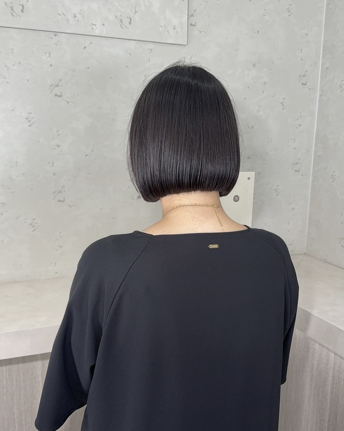バッサリカット後のコンパクトな黒髪ボブ