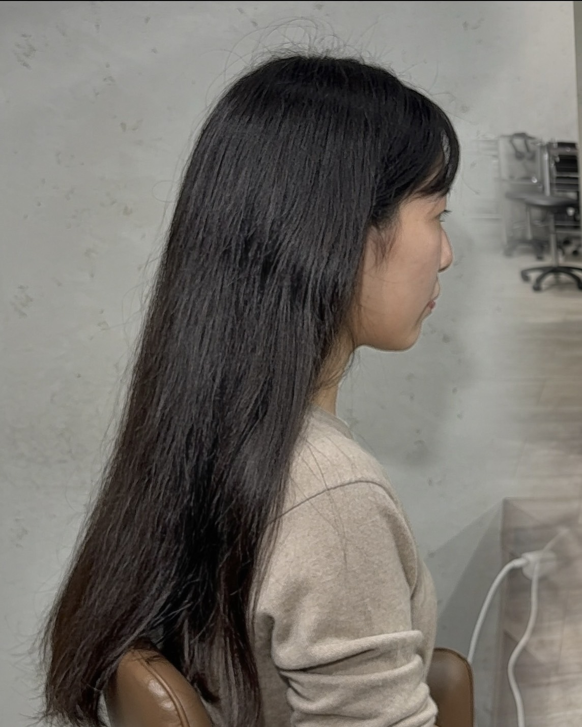 カット前のロングヘアの横姿