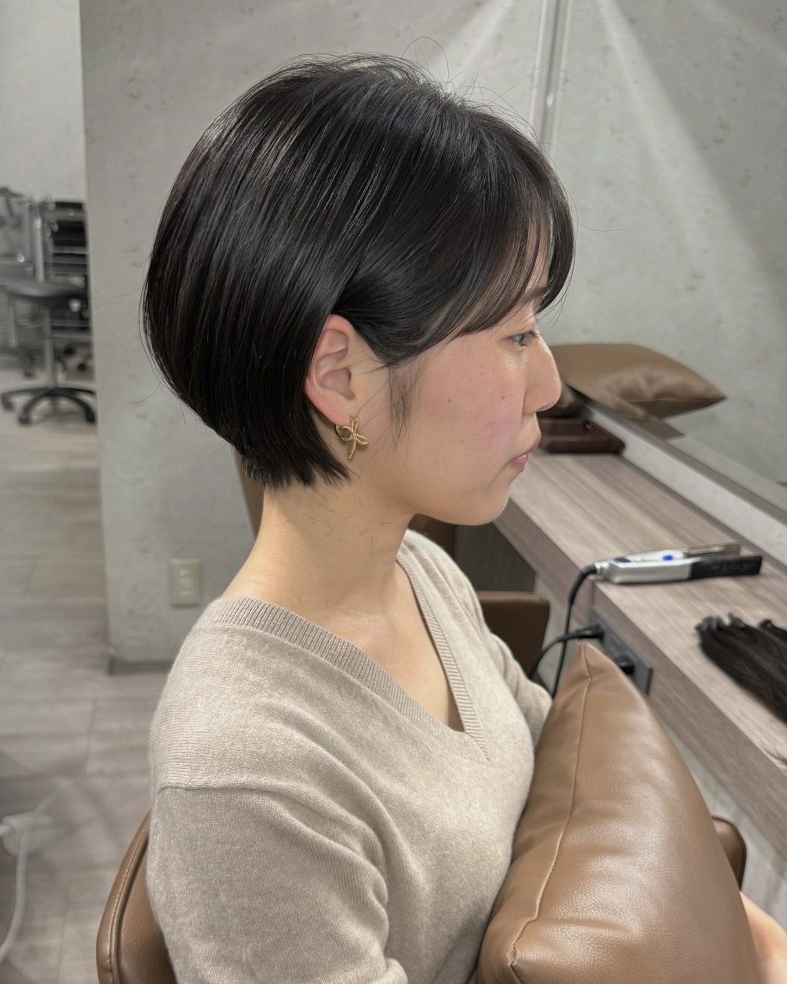 カット後の丸みとすっきりした襟足のショート